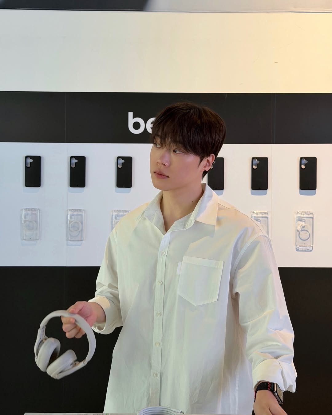 Photo shared by 지 훈 on April 10, 2026 tagging @belkinkr. May be an image of one or more people, phone, portable cassette player, bolo tie, cornflower and text.