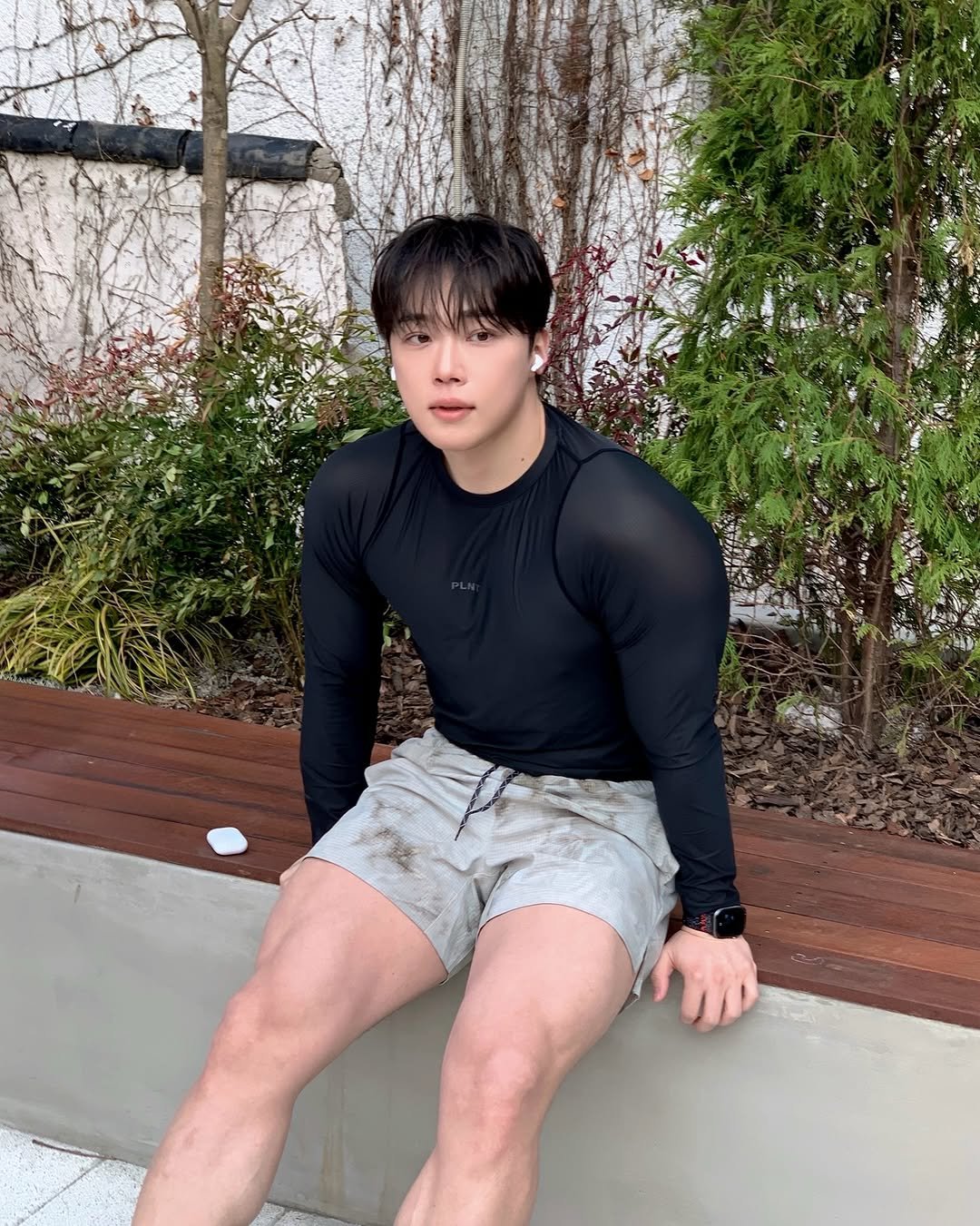 Photo shared by 지 훈 on March 30, 2026 tagging @apple. May be an image of body building, activewear, sportswear, shorts and text.
