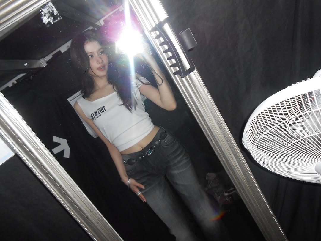 Photo by 사나 𝚂𝚊𝚗𝚊 on December 19, 2025. May be an image of phone, top, tanktop, mirror and text.