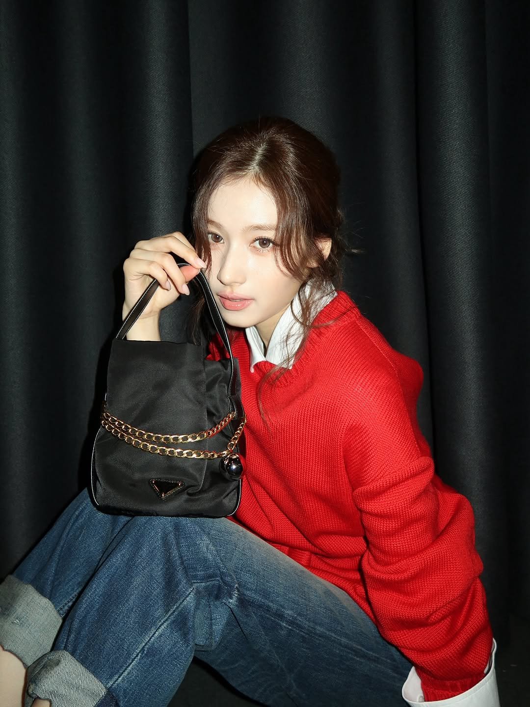 Photo by 사나 𝚂𝚊𝚗𝚊 on September 25, 2025. May be an image of 1 person, purse and text.