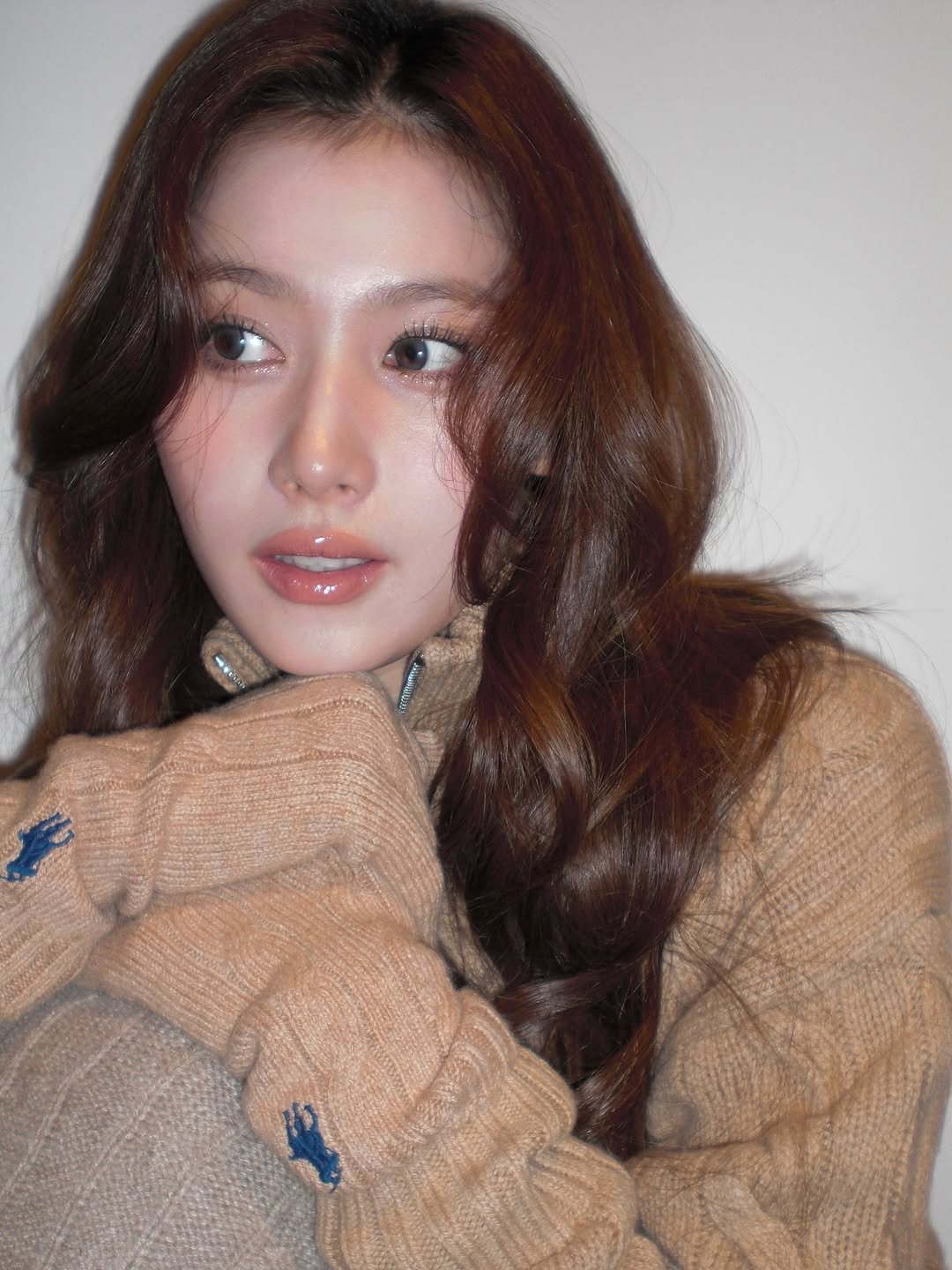 Photo shared by 사나 𝚂𝚊𝚗𝚊 on November 14, 2025 tagging @poloralphlauren. May be a closeup of one or more people, hair, turtleneck and text.