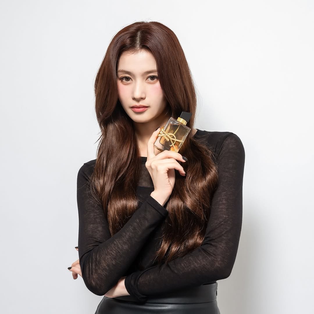 Photo shared by 사나 𝚂𝚊𝚗𝚊 on October 03, 2025 tagging @yslbeauty. May be an image of 1 person, hair and text.