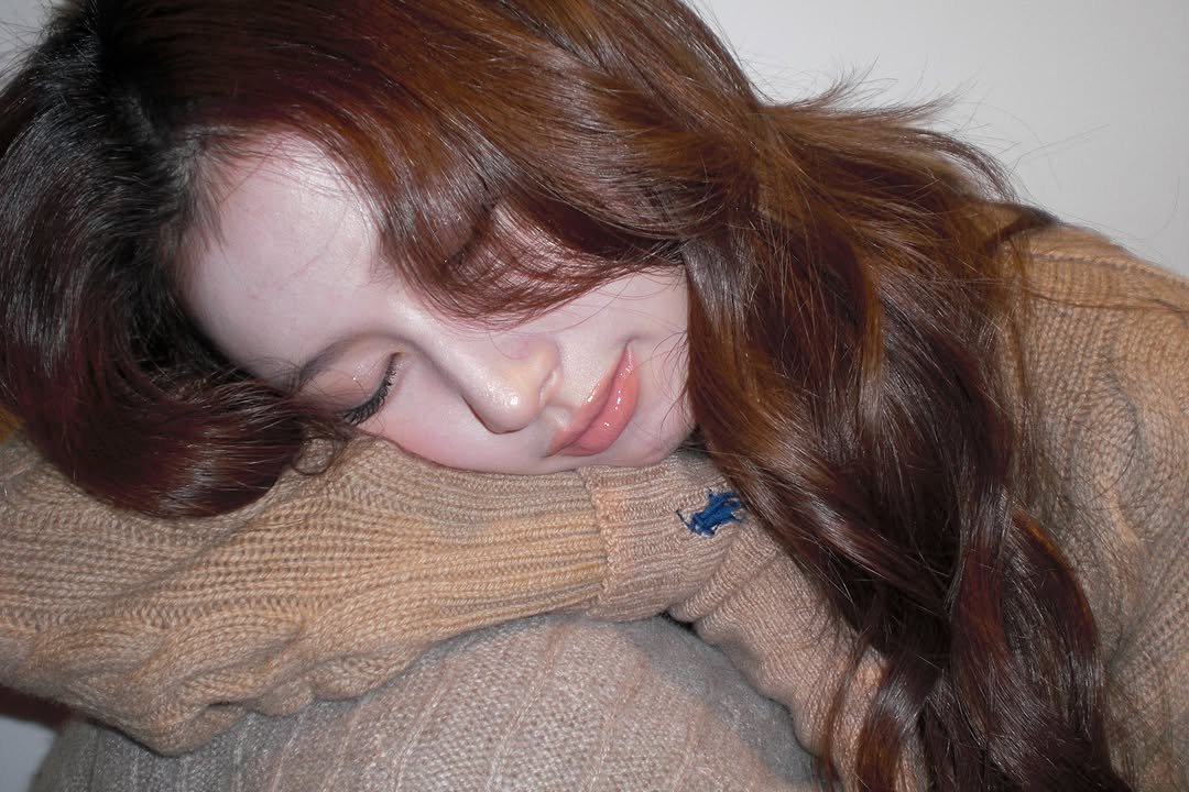 Photo by 사나 𝚂𝚊𝚗𝚊 on November 14, 2025. May be an image of one or more people, braids and text.