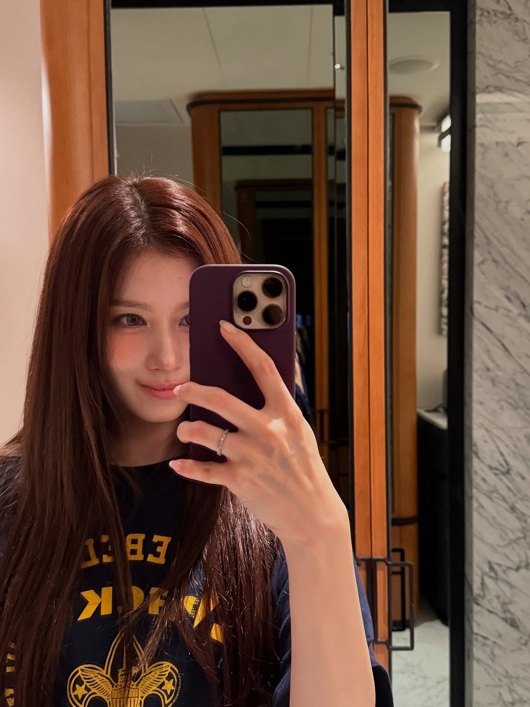 Photo by 사나 𝚂𝚊𝚗𝚊 on August 22, 2025. May be a selfie of 1 person, hair, phone, mirror and text.