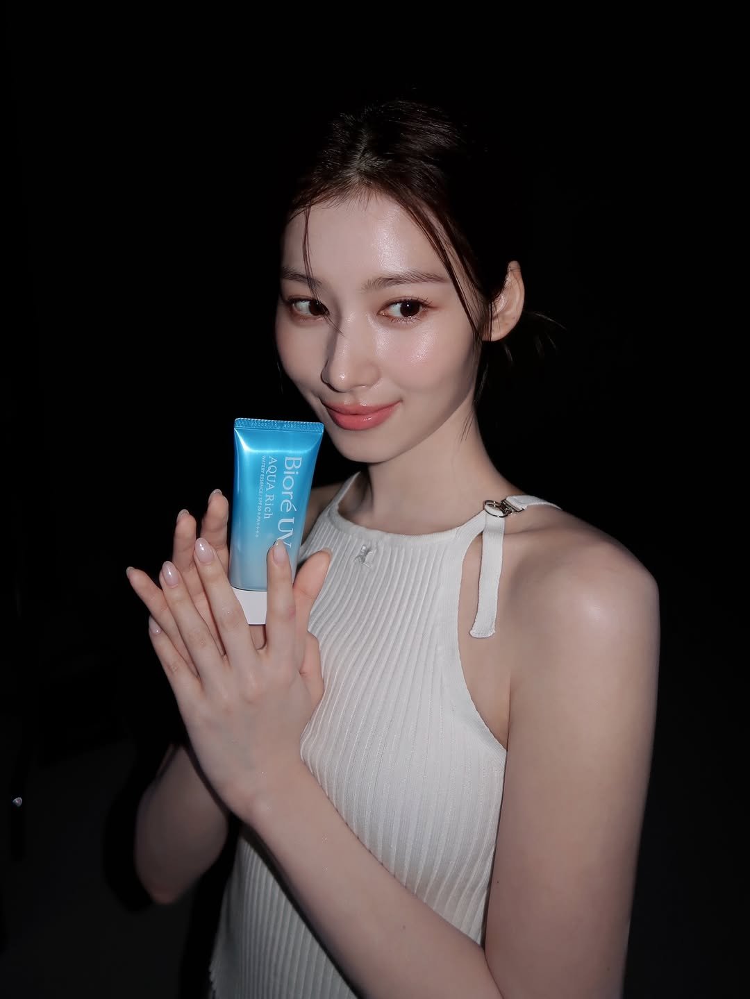 Photo shared by 사나 𝚂𝚊𝚗𝚊 on March 31, 2026 tagging @biore_kr. May be an image of one or more people, makeup, hand cream, lotion and text that says '@ AQUARich UARich AQUA Rich PO Bioréuv UV Bioré'.