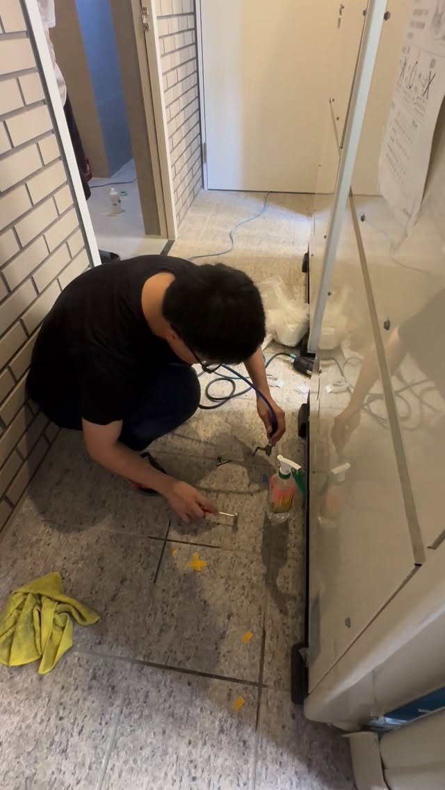 m.h_stonebeauty 게시물 이미지: 地磚空心灌注 灌注過程空心聲音前後的差別非常明顯
灌注後能防止鬆動 破裂 隆起...