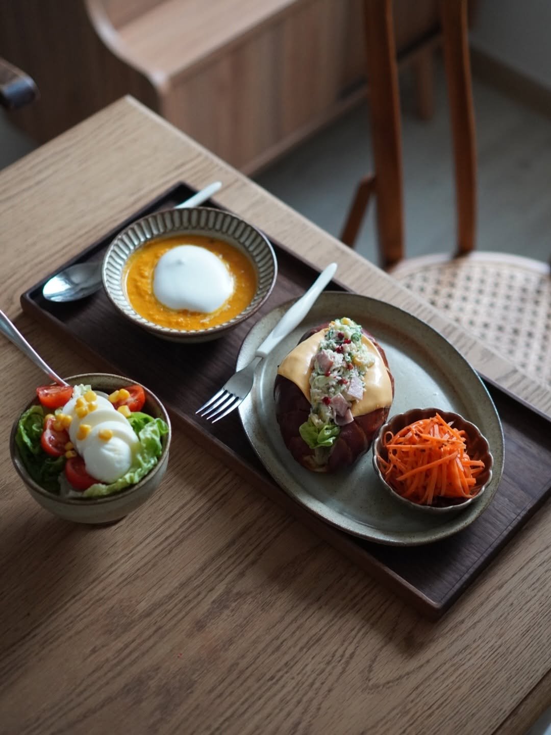 Photo shared by 김미애 on August 08, 2025 tagging @sujian_tableware. May be an image of poached egg, scotch egg, egg yolk, hollandaise, tableware, boiled egg, fritter and text.