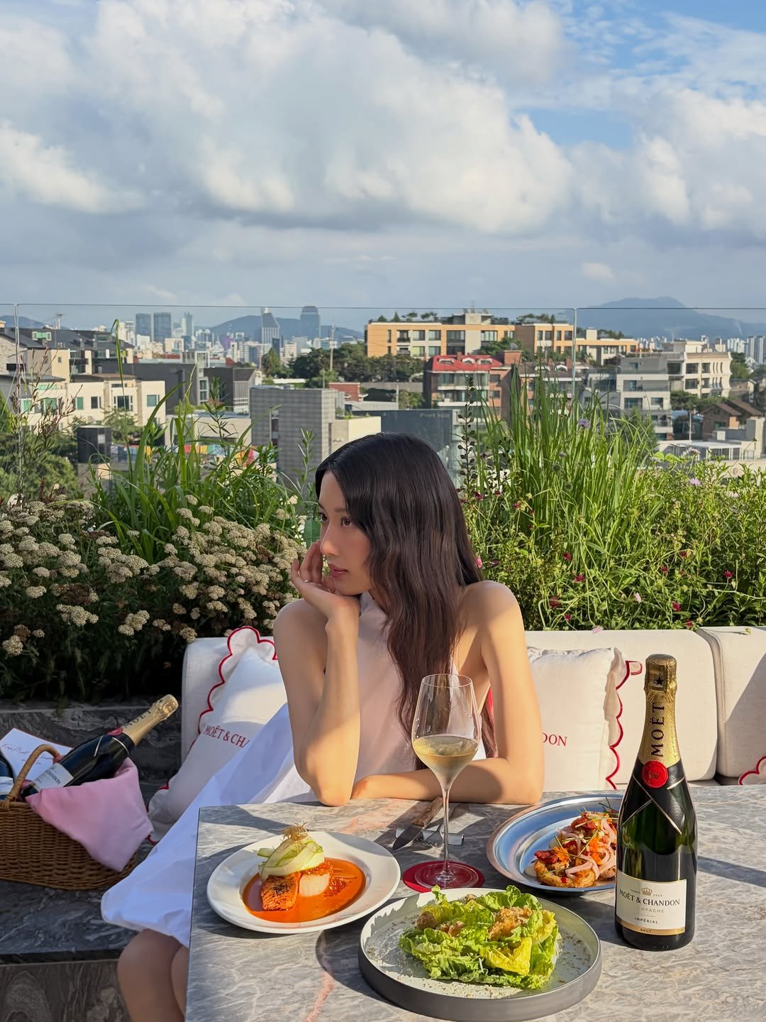 m_kayoung 게시물 이미지: 🥂 @moetchandon #toastwithmoet 

⛅️

🤭