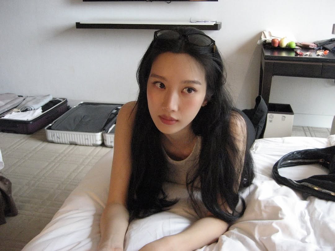 Photo by MUN KA YOUNG on November 11, 2025. May be an image of one or more people, hair, bed, bedroom and text.