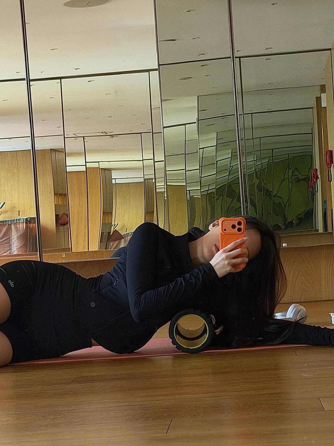 Photo by MUN KA YOUNG on March 25, 2026. May be an image of yoga, activewear, tights, mirror and text.