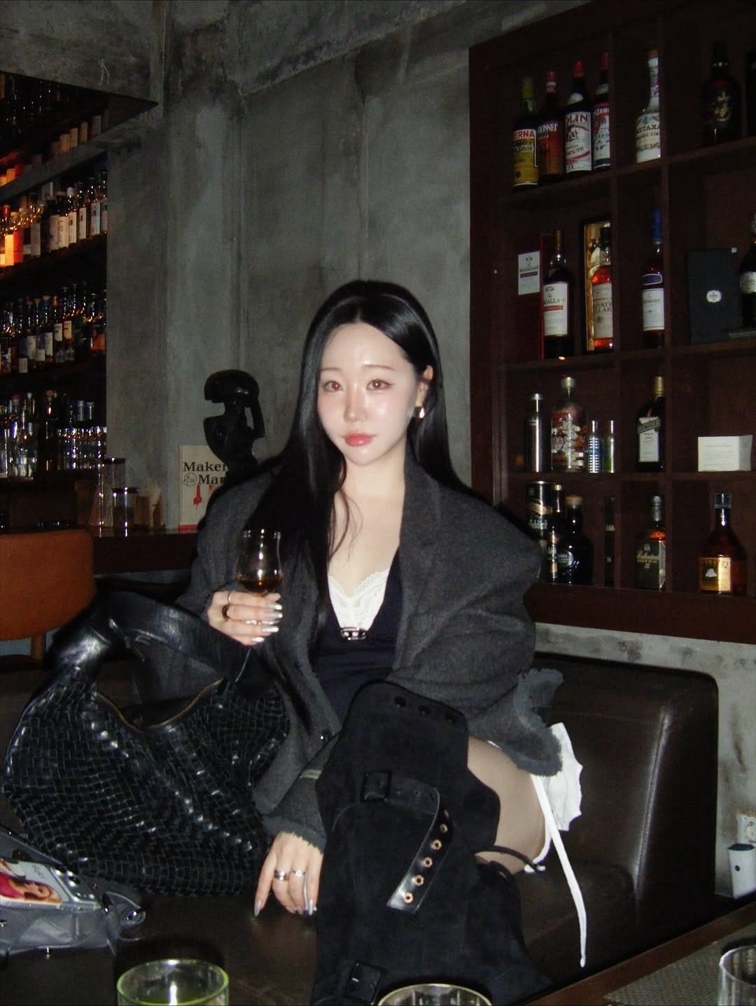 Photo by 하비언니 최민지 on October 17, 2025. May be an image of one or more people, hair, goosedown coat, alcohol, turtleneck and text.