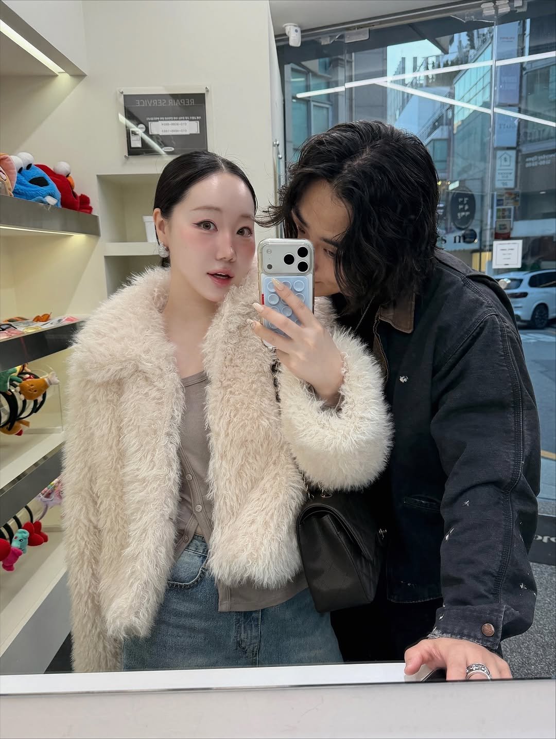 Photo by 하비언니 최민지 on November 14, 2025. May be a selfie of one or more people, hair, duffle coat, parka, mirror and text.