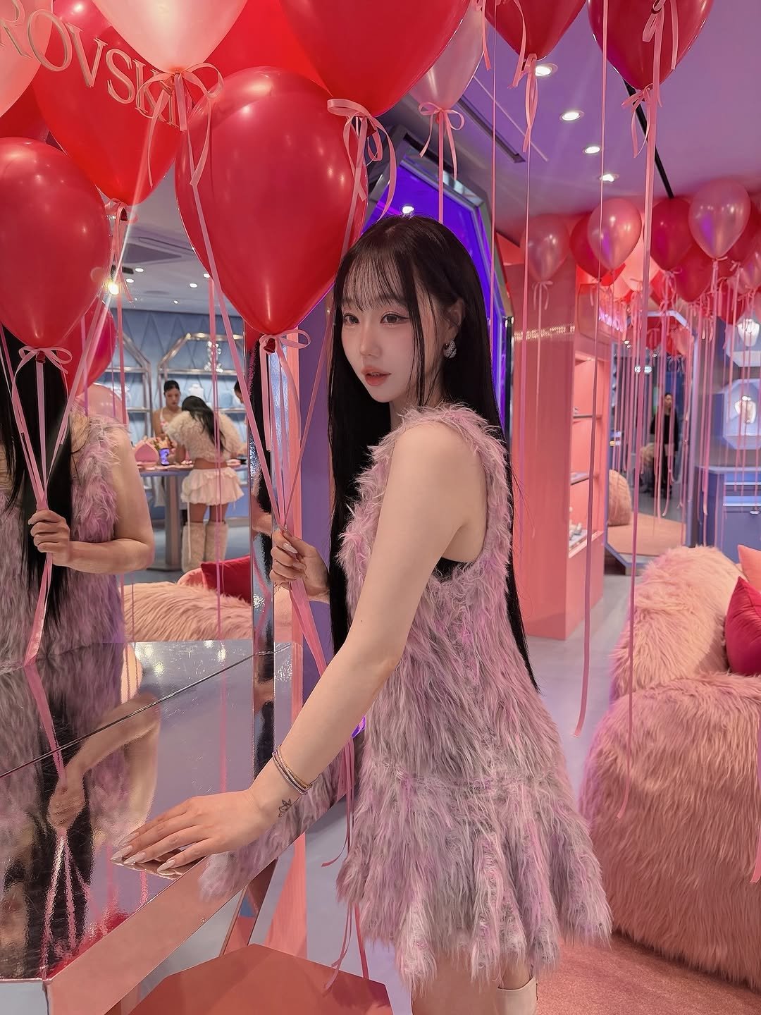 Photo by 하비언니 최민지 on March 02, 2026. May be an image of balloon, dress and text.