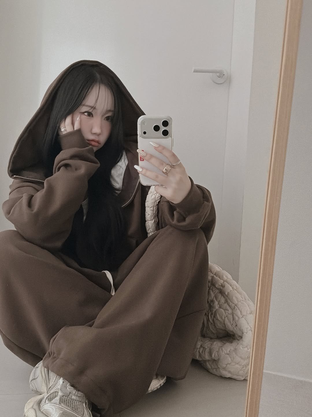 Photo by 하비언니 최민지 on November 04, 2025. May be an image of one or more people, hair, duffle coat, parka, sweatpants, mirror and text.