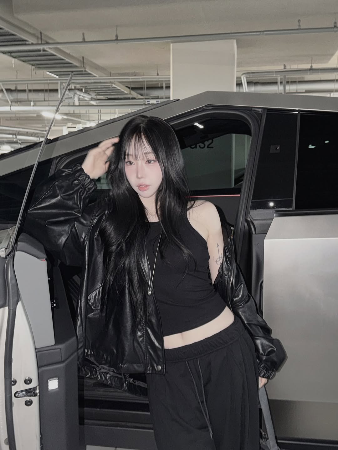 Photo by 하비언니 최민지 on February 21, 2026. May be an image of limousine and text.