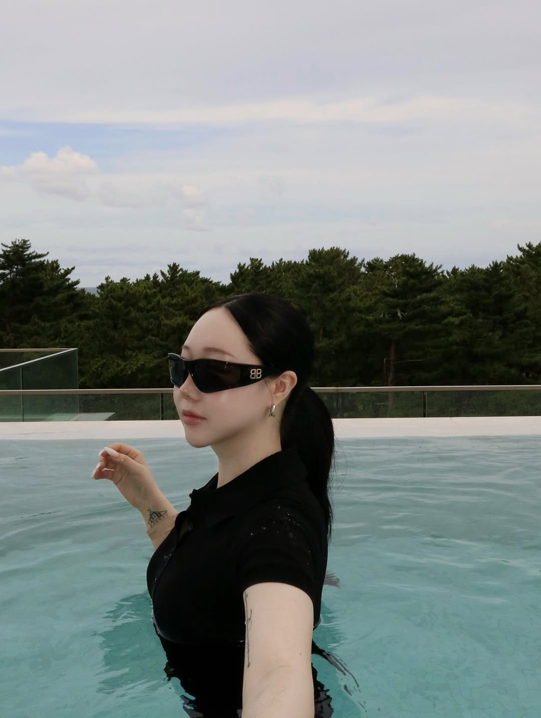 Photo by 하비언니 최민지 on August 28, 2025. May be an image of 1 person, eyewear, pool and text.