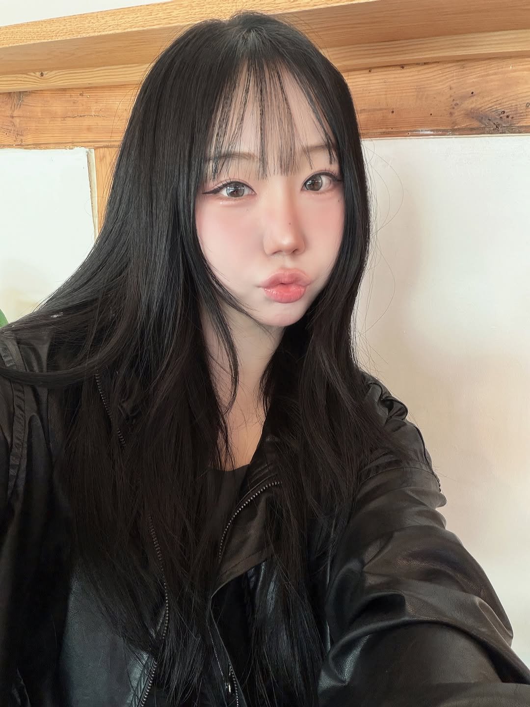 Photo by 하비언니 최민지 on March 01, 2026. May be an image of one or more people, hair, parka and text.