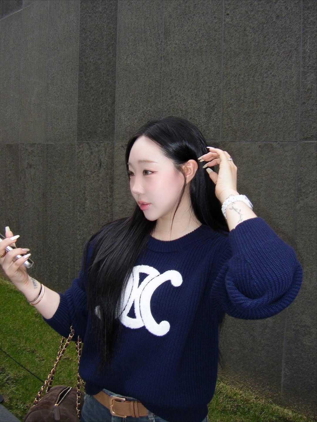 Photo by 하비언니 최민지 on October 15, 2025. May be an image of one or more people, hair, sweatshirt, top, cigarette and text that says 'KC'.