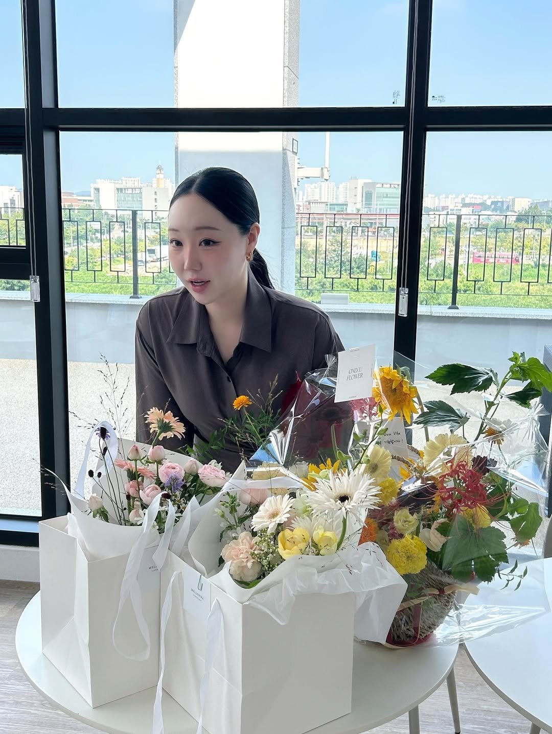 Photo by 하비언니 최민지 on September 26, 2025. May be an image of 1 person, flower arrangement, bouquet, prairie gentian and text.