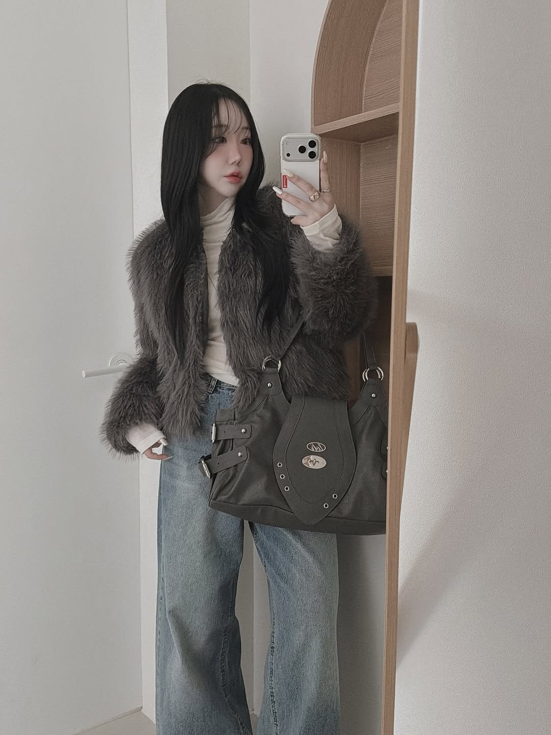 Photo by 하비언니 최민지 on November 10, 2025. May be an image of duffle coat, goosedown coat, fur coat, parka and text.