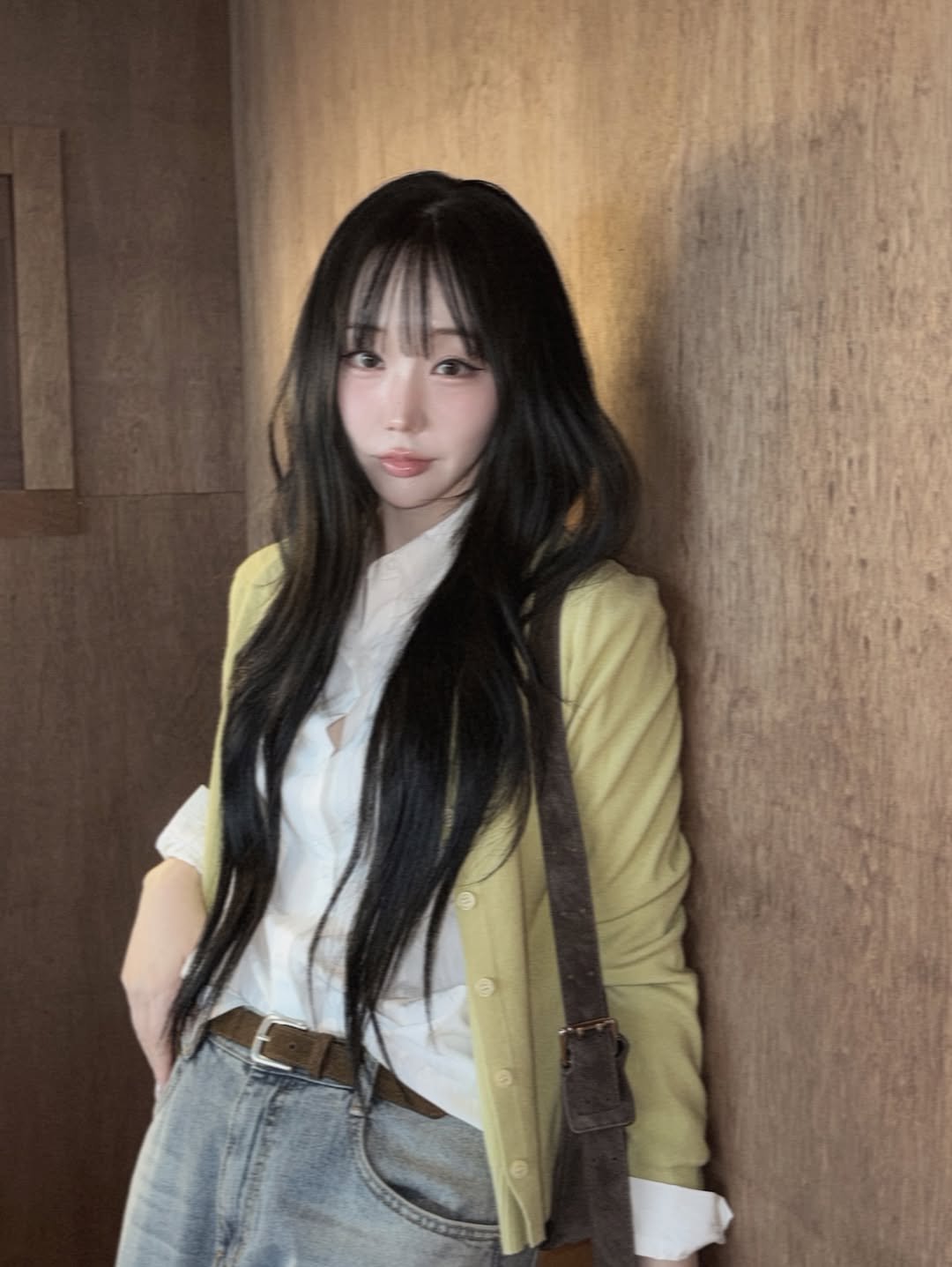 Photo by 하비언니 최민지 on February 24, 2026. May be an image of one or more people, hair, top, bolo tie and text.