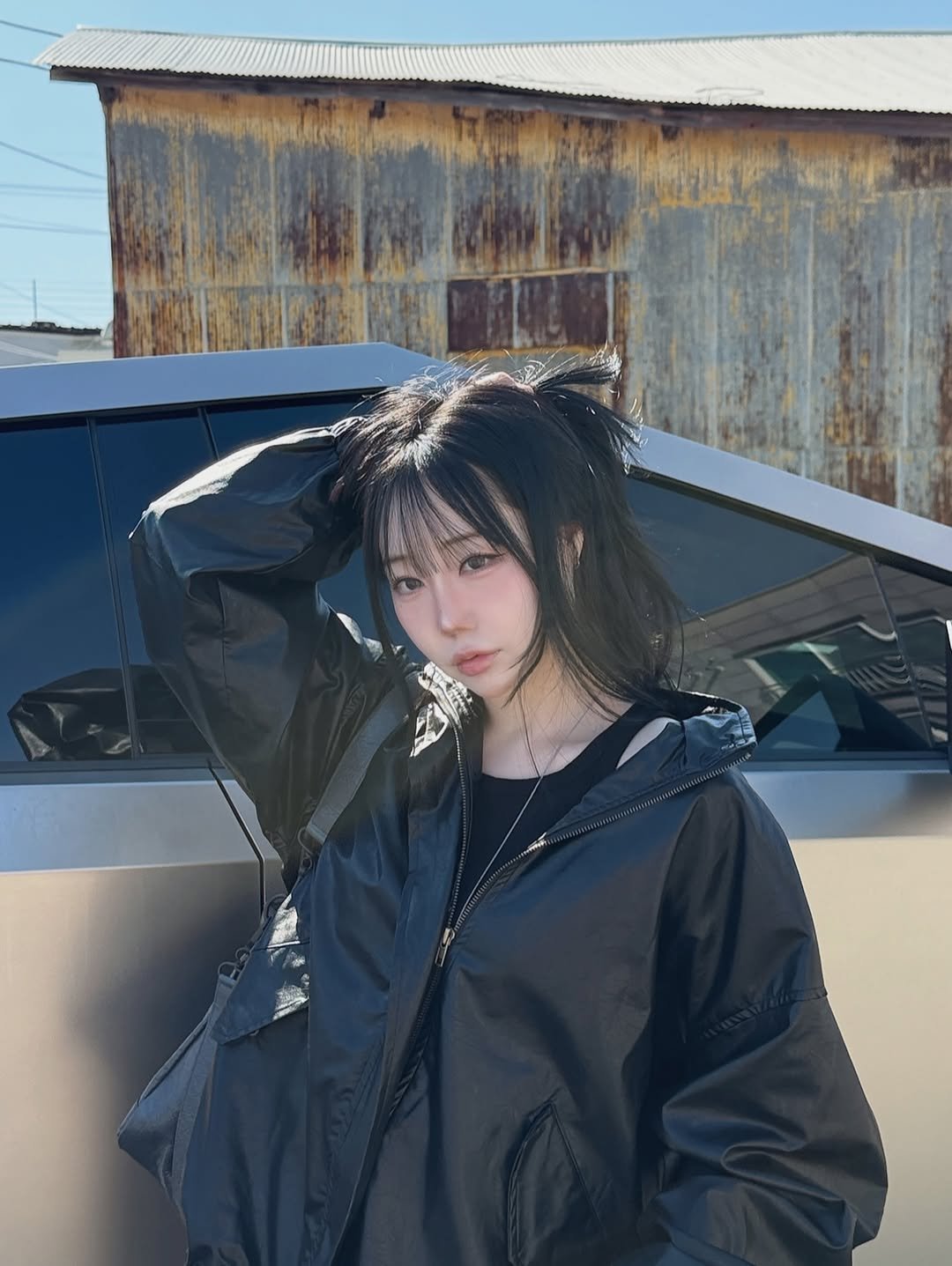 Photo by 하비언니 최민지 on March 03, 2026. May be an image of parka, flight jacket, raincoat and text.