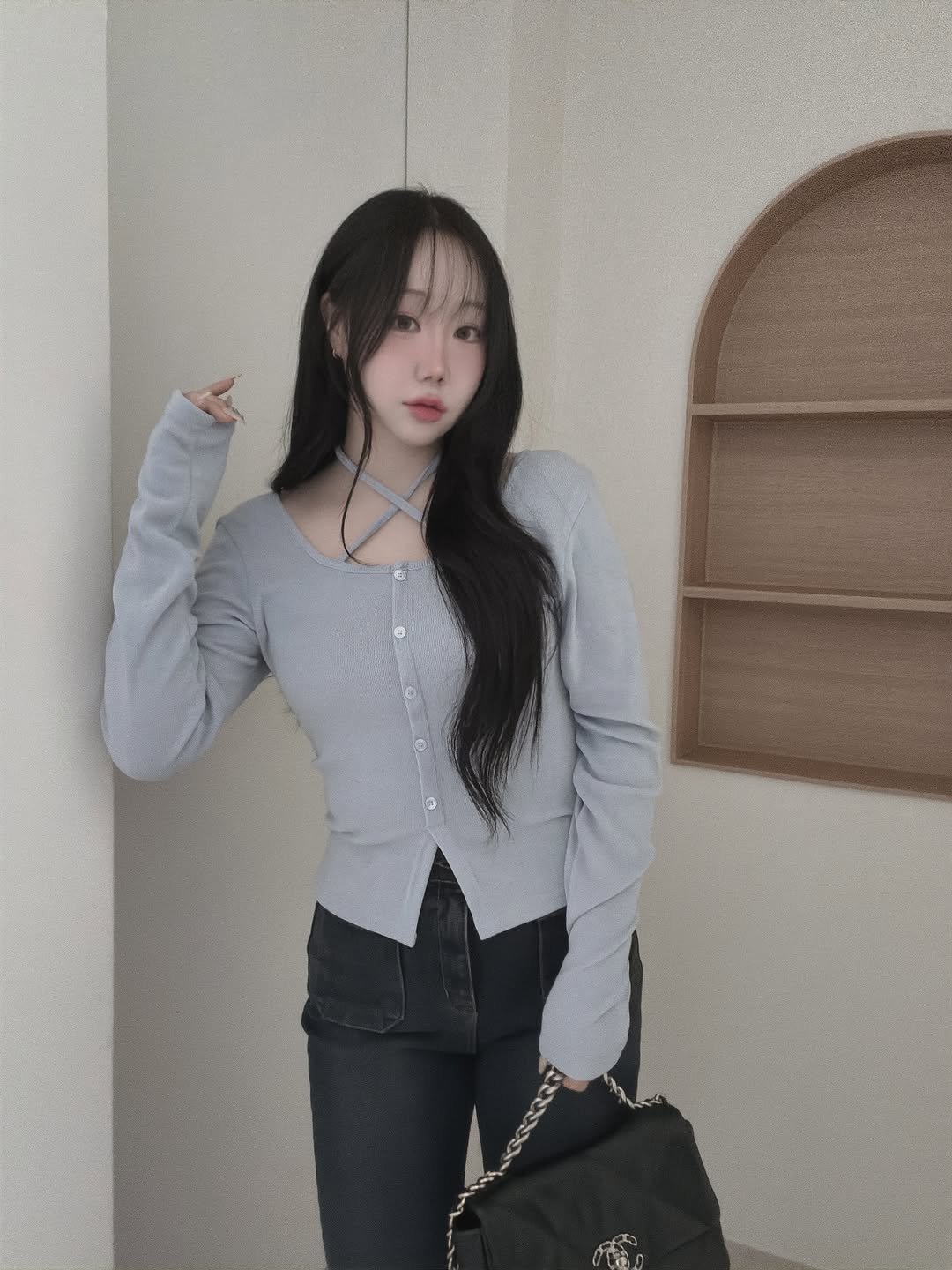 Photo by 하비언니 최민지 on November 20, 2025. May be an image of one or more people, hair, top, blazer, turtleneck and text.