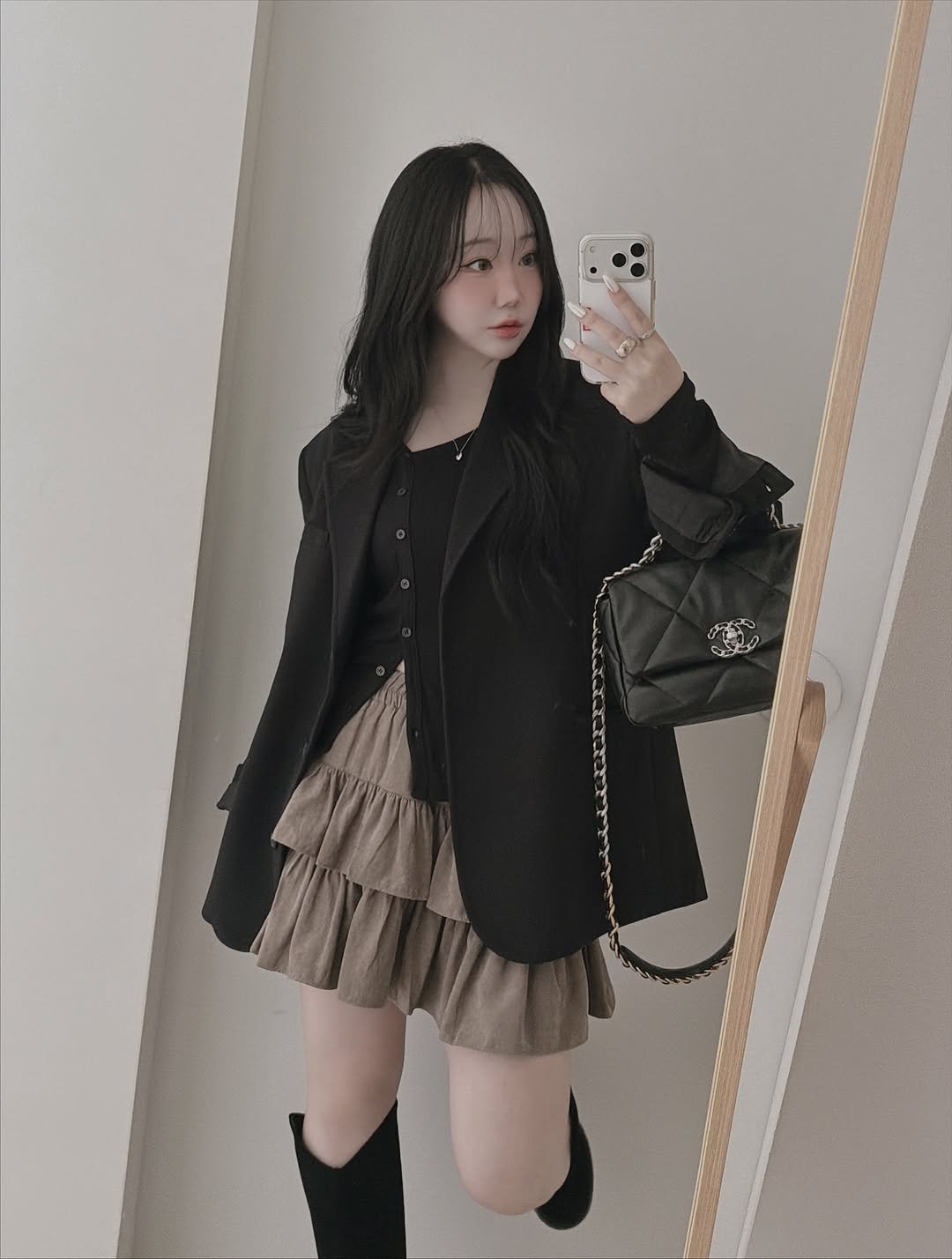Photo by 하비언니 최민지 on November 05, 2025. May be an image of duffle coat, miniskirt and text.
