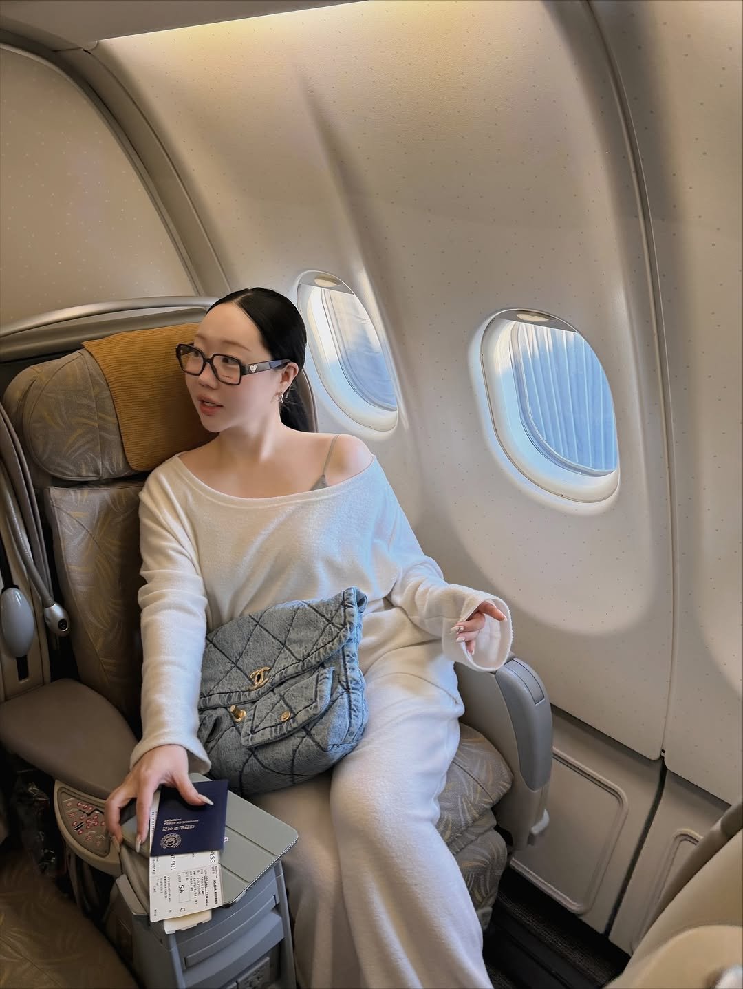 Photo by 하비언니 최민지 on November 22, 2025. May be an image of airplane and text.