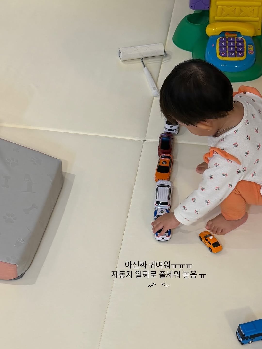 Photo by 문선우 ʚïɞ on March 01, 2026. May be an image of ‎baby, lego and ‎text that says '‎아진짜 귀여워ㅠㅠㅠ 자동차 일짜로 줄세워 놓음 TT هور 1‎'‎‎.