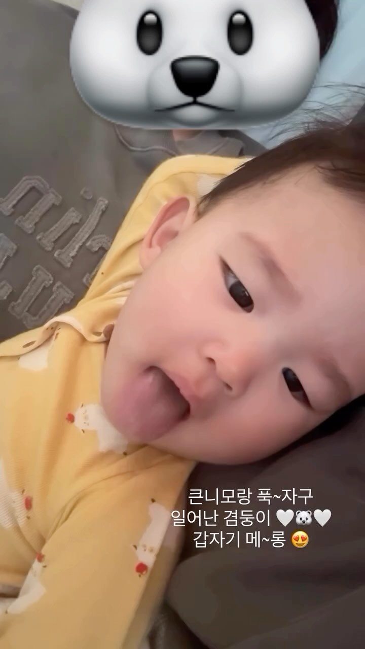 m_sseonu 게시물 이미지: 큰니모랑 낮잠 푸~~욱 자구 일어난 선우 👶🏻💛🩵
갑자기 메~~롱 😝 귀여웡...