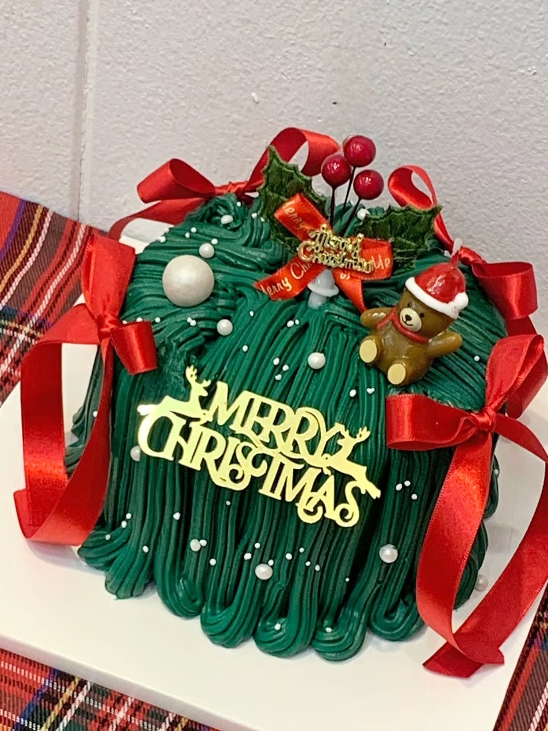 Photo shared by 부평케이크|부평크리스마스케이크|부평레터링케이크|메이드윤|숫자케이크|당일케이크|환갑케이크|브라이덜샤워케이크 on December 19, 2025 tagging @made_yoon. May be an image of gingerbread cookie, cake, christmas tree, snowman, hamper, tinsel, pinecone and text.