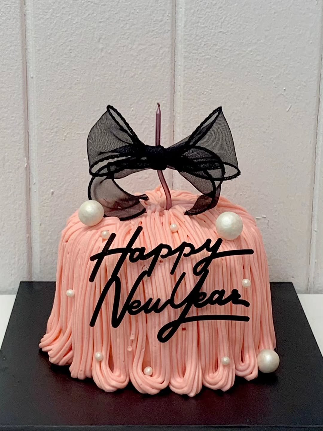 Photo shared by 부평케이크|부평크리스마스케이크|부평레터링케이크|메이드윤|숫자케이크|당일케이크|환갑케이크|브라이덜샤워케이크 on December 18, 2025 tagging @made_yoon. May be an image of cake and text.