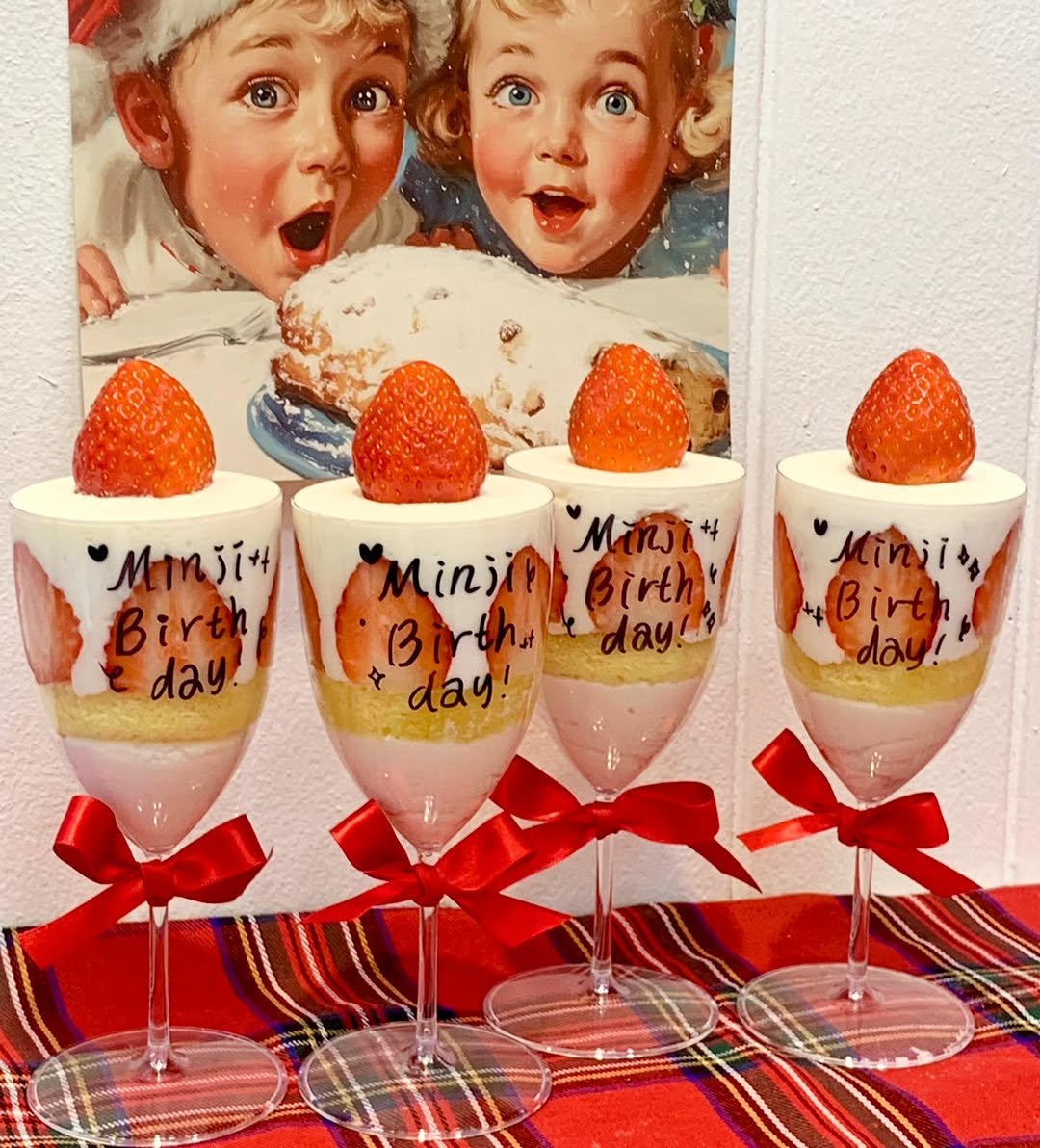 Photo by 부평케이크|부평크리스마스케이크|부평레터링케이크|메이드윤|숫자케이크|당일케이크|환갑케이크|브라이덜샤워케이크 in 부평 with @made_yoon. May be an image of napkin ring, strawberry daiquiri, strawberry, shot glass, goblet, tablecloth and text.