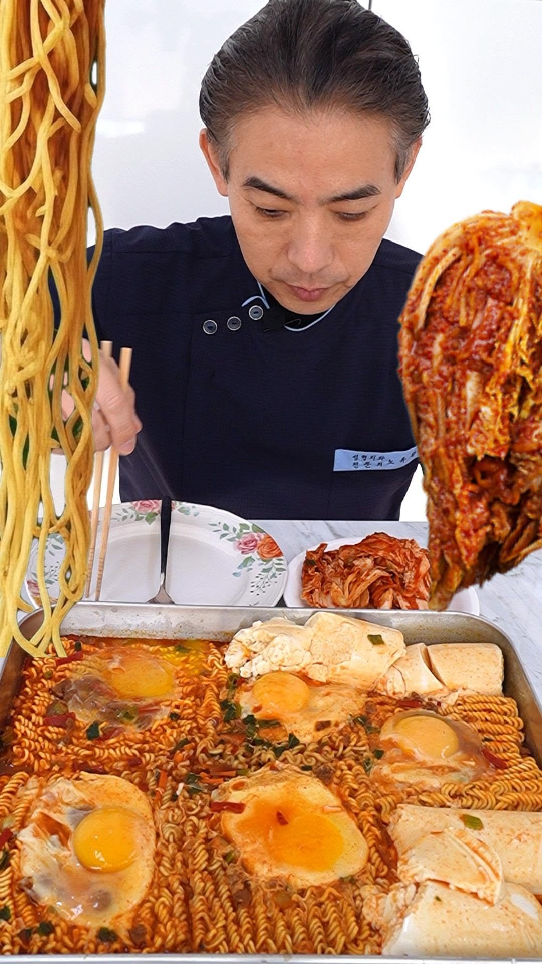 mademe_plastic_korea 게시물 이미지: 🍜열라면 5봉지🥚순두부,계란토핑 먹방
성형외과원장의 먹방 도전기
저녁에 먹는...