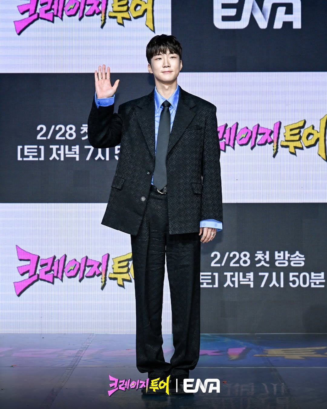 Photo shared by ENA 예능 공식 인스타그램 on February 26, 2026 tagging @maetamong. May be an image of text that says '드라이지부어 ENA 2/28 天 [토] 저녁 저녁7시 케이지투어 케이지 크레이지투 2/28첫방송 2/28 첫 방송 토] 저녁 7시 저녁7시50분 50분 크레이지투어 I ENA'.