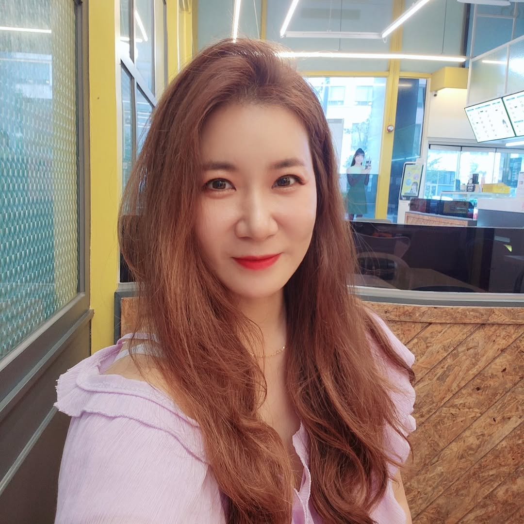 Photo by 🚗유목민화ㅣ아트민화컴퍼니대표 청아 우현진🎀 on September 29, 2025. May be an image of 1 person, braids, blonde hair, top and text.