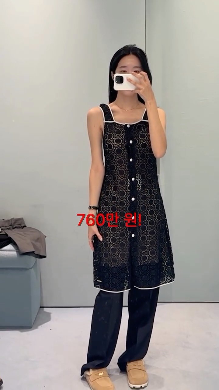 magniu_r 게시물 이미지: MiuMiu Vip 파티갔던 올 겨울 🩷
저 원피스 너무 예쁘죠...