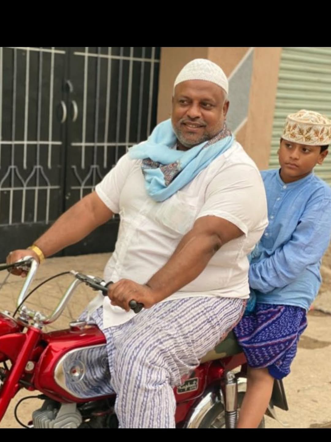 Photo by Hafez Mahmood in Jaundice medicine Barkas Hyderabad. May be an image of one or more people, bicycle, motorcycle, headscarf, head covering, turban, scooter, sarong and text.
