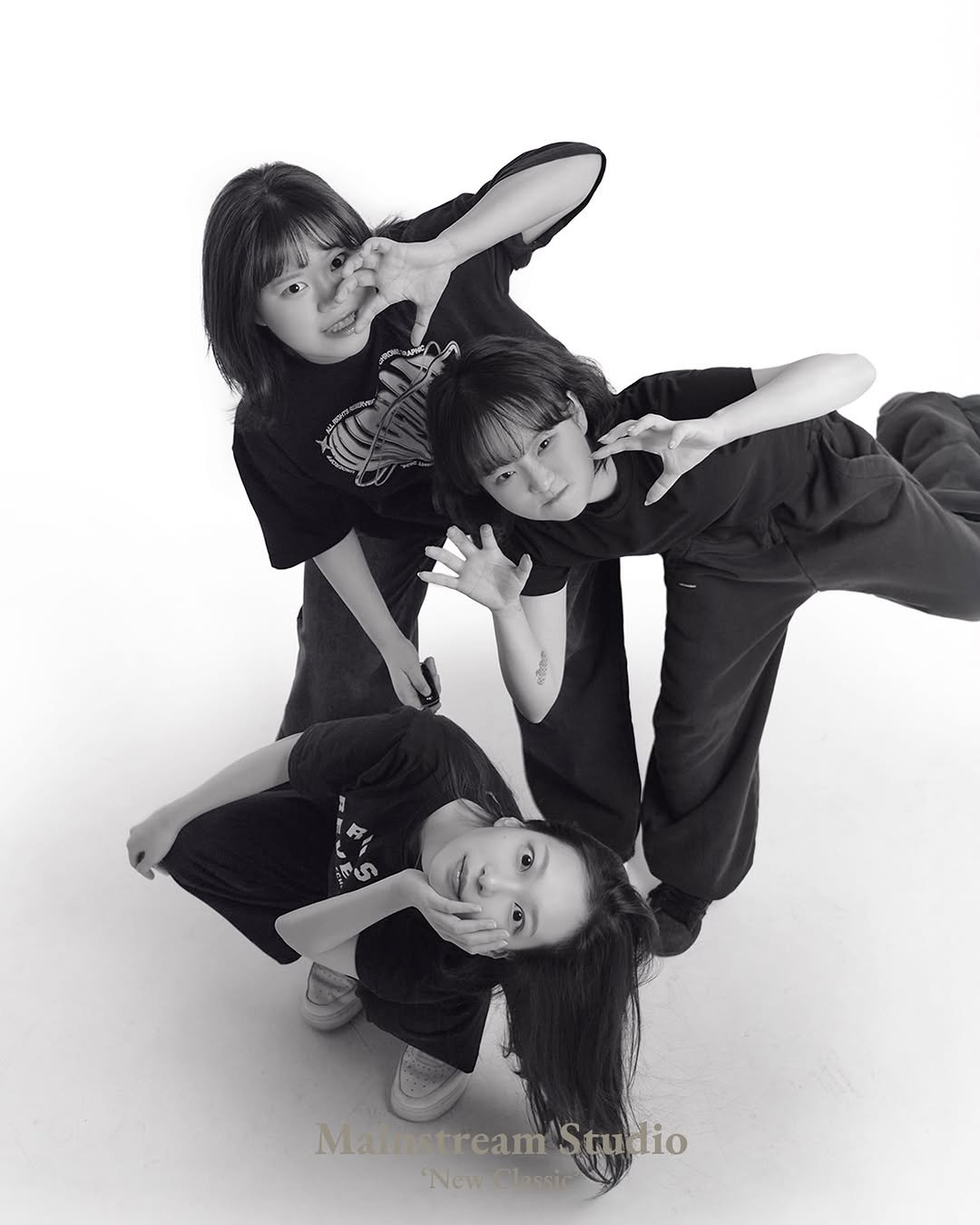 Photo by 메인스트림 스튜디오 | 부산셀프사진관 | 서울셀프사진관 | 광안리셀프사진관 | 홍대셀프사진관 on February 22, 2026. May be an image of one or more people, hair and text.