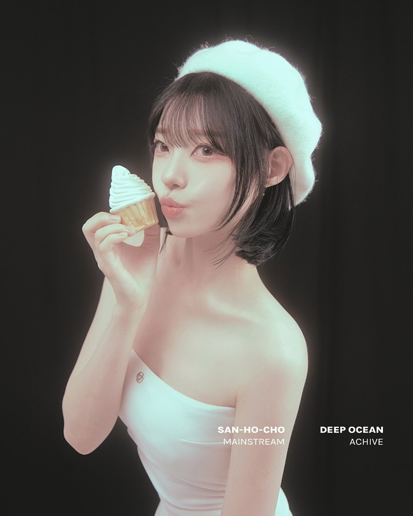 Photo by 메인스트림 스튜디오 | 부산셀프사진관 | 서울셀프사진관 | 광안리셀프사진관 | 홍대셀프사진관 on August 19, 2025. May be an image of 1 person, ice cream, beret and text that says '$ SAN-HO-CHO DEEP DEEPOCEAN OCEAN MAINSTREAM MAINSTREAMACHI ACHIVE IVE ACH'.