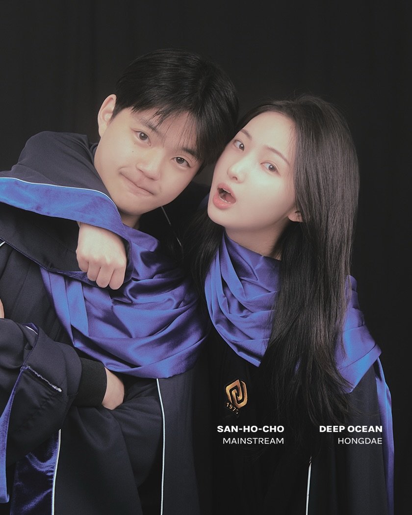 Photo by 메인스트림 스튜디오 | 부산셀프사진관 | 서울셀프사진관 | 광안리셀프사진관 | 홍대셀프사진관 on February 13, 2026. May be an image of one or more people, headscarf, scarf, costume and text that says 'SAN-HO-CHO MAINSTREAM DEEP DEEPOCEAN OCEAN HONGDAE'.