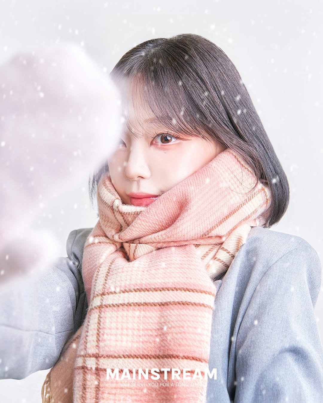 Photo by 메인스트림 스튜디오 | 부산셀프사진관 | 서울셀프사진관 | 광안리셀프사진관 | 홍대셀프사진관 on January 02, 2026. May be an image of duffle coat, scarf, poster, parka, shawl, wool, snowman and text.