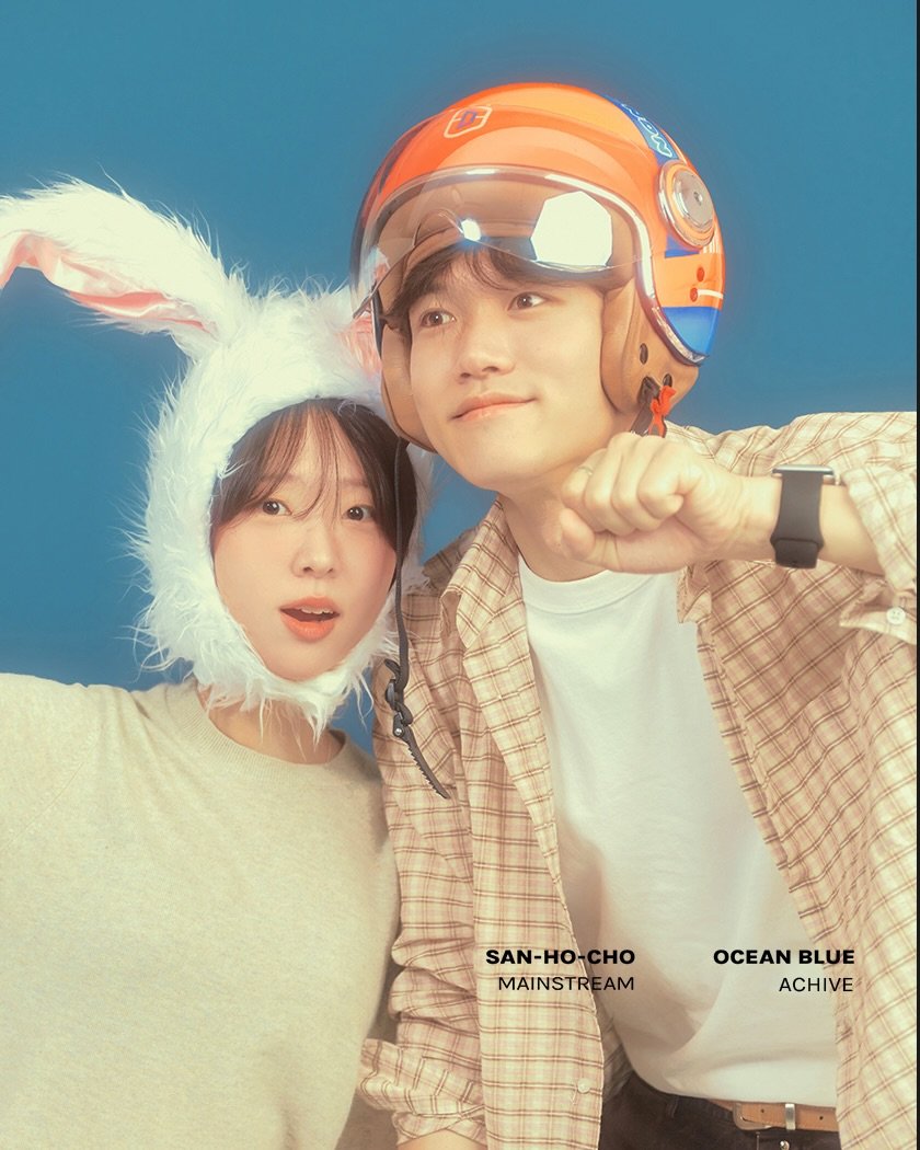 Photo by 메인스트림 스튜디오 | 부산셀프사진관 | 서울셀프사진관 | 광안리셀프사진관 | 홍대셀프사진관 on November 30, 2025. May be an image of one or more people, bangs, poster and text that says 'FD ことン E SAN-HO- CHO MAINSTREA AM OCEAN OCEANBLUE BLUE ACHIVE'.