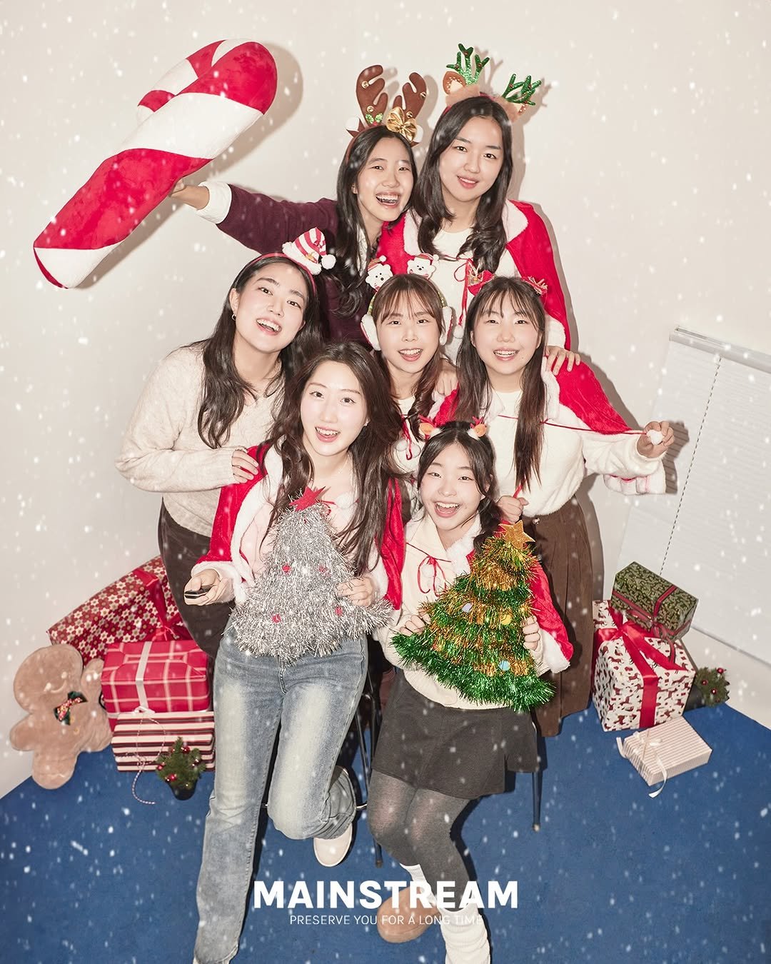 Photo by 메인스트림 스튜디오 | 부산셀프사진관 | 서울셀프사진관 | 광안리셀프사진관 | 홍대셀프사진관 on November 21, 2025. May be an image of one or more people, snowman and text.