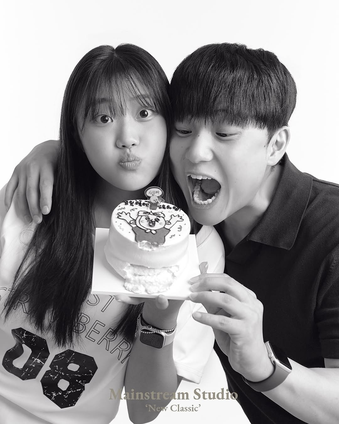 Photo by 메인스트림 스튜디오 | 부산셀프사진관 | 서울셀프사진관 | 광안리셀프사진관 | 홍대셀프사진관 on November 19, 2025. May be an image of ‎one or more people, bangs, cake, top and ‎text that says '‎דה MainstreamStudi Mainstream Studio ERRI 'NewClassic' 'New Classic'‎'‎‎.