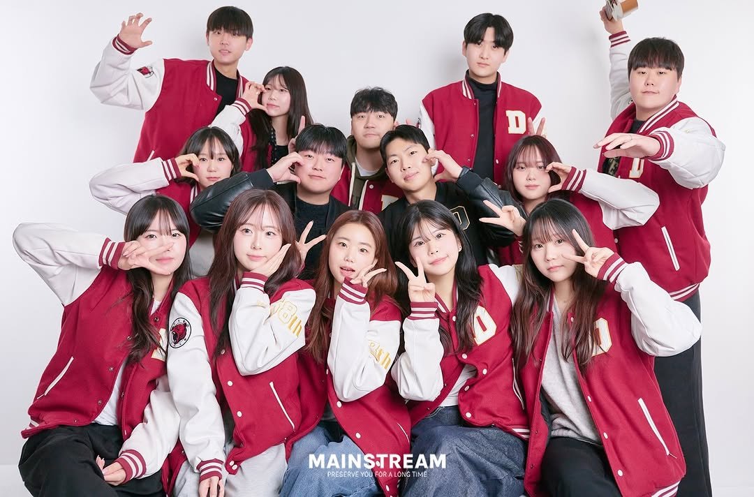 Photo by 메인스트림 스튜디오 | 부산셀프사진관 | 서울셀프사진관 | 광안리셀프사진관 | 홍대셀프사진관 on January 09, 2026. May be an image of one or more people, bangs, top, costume and text that says 'D D MAINSTREAM PRESERVE FRESERVEYOUFORALONGTIME YOU FORALÔNG TIME'.