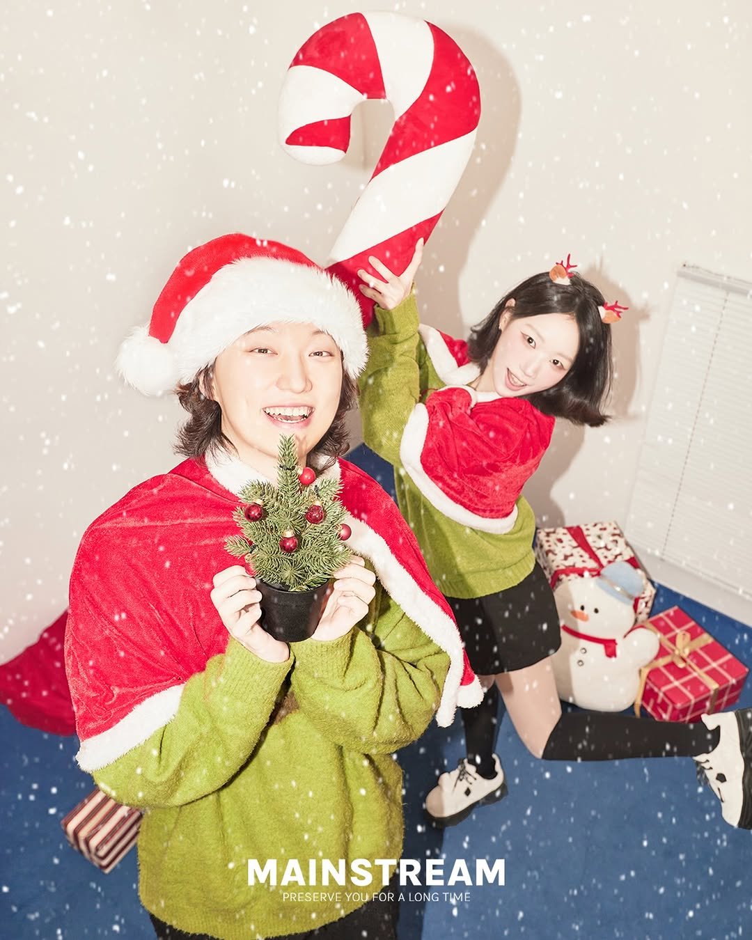 Photo by 메인스트림 스튜디오 | 부산셀프사진관 | 서울셀프사진관 | 광안리셀프사진관 | 홍대셀프사진관 on December 04, 2025. May be an image of one or more people, christmas tree, gingerbread cookie, magazine, tinsel and text that says 'MAINSTREAM PRESERVE YOU ORA PRESERVEYOUFORALONGTIME A ONG ИΜΕ'.