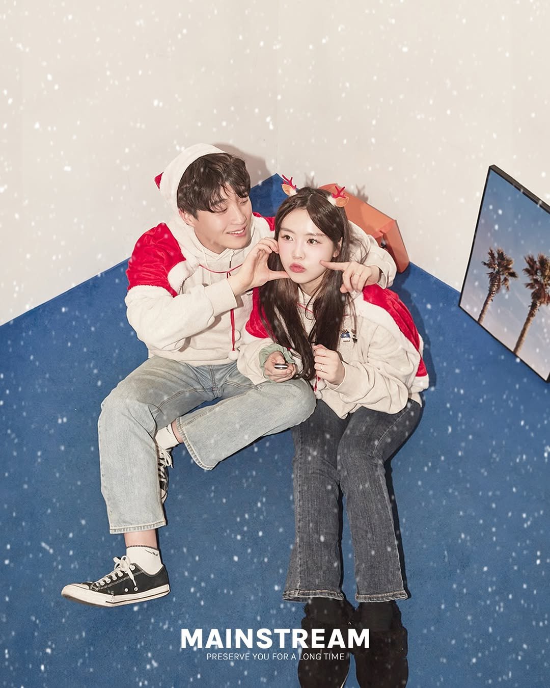 Photo by 메인스트림 스튜디오 | 부산셀프사진관 | 서울셀프사진관 | 광안리셀프사진관 | 홍대셀프사진관 on November 21, 2025. May be an image of one or more people, poster, magazine and text that says 'MAINSTREAM PRESERVE YOU FOR A ONG PRESERVEYOUFORALONGTIME TIME'.