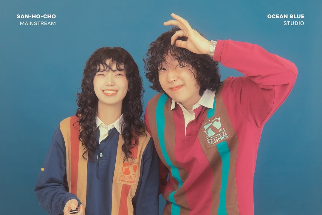 Photo by 메인스트림 스튜디오 | 부산셀프사진관 | 서울셀프사진관 | 광안리셀프사진관 | 홍대셀프사진관 on February 12, 2026. May be an image of one or more people, bangs, duffle coat and text that says 'SAN-HO-CHO MAINSTREAM OCEANBLUE OCEAN BLUE STUDIO Secondary: Secondanıy Noisel NoiseBES se 100% Noisee Noisem Decondar'.